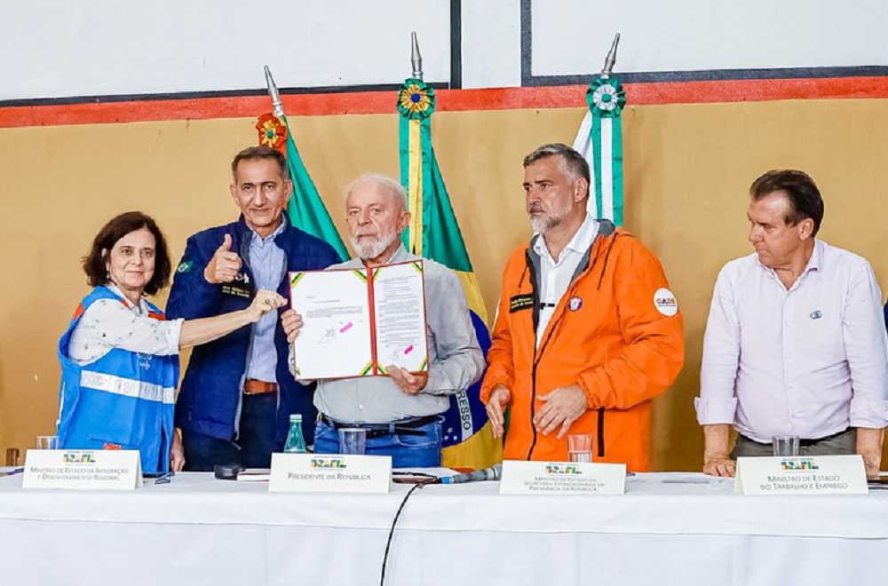 O presidente Lula assinou em 6 de junho a Medida Provisória que determina o pagamento dos dois salários mínimos para ajudar a manter os empregos de trabalhadores formais gaúchos. Foto: Ricardo Stuckert / PR