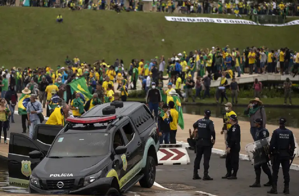 Bolsonaristas perto de agentes em 8 de janeiro de 2023 em Brasília