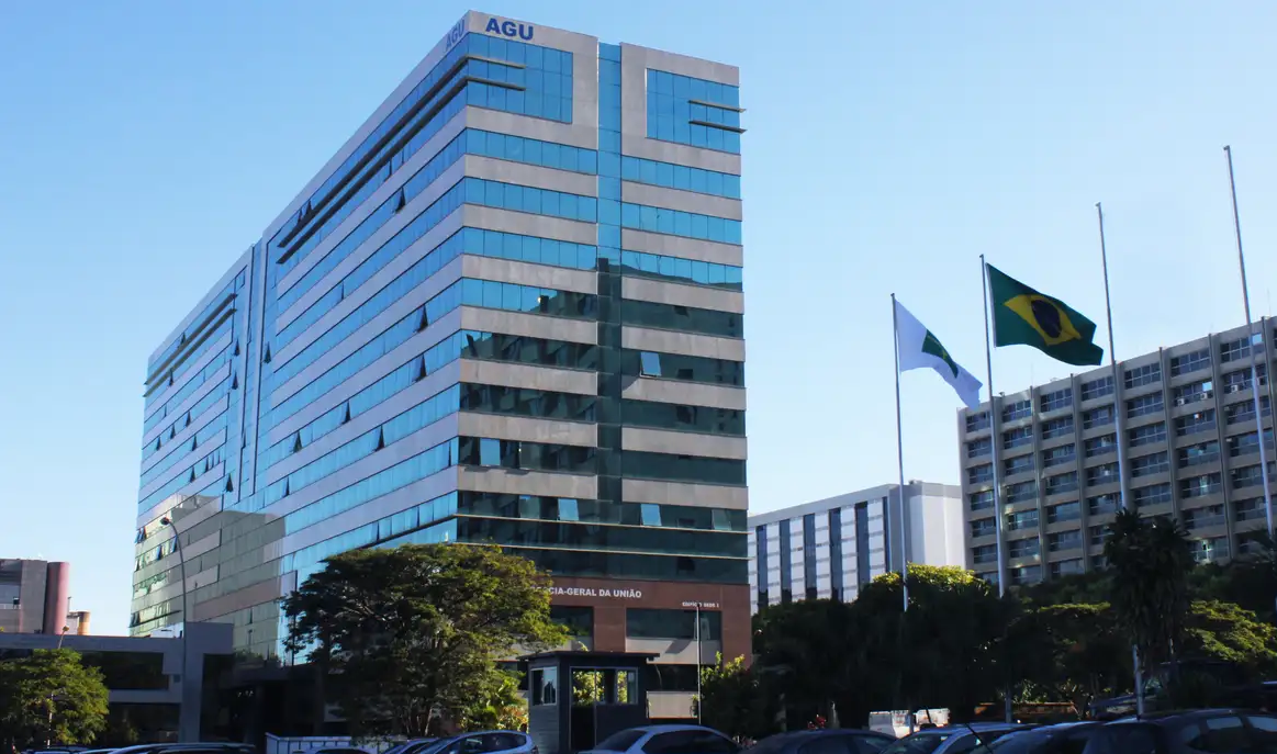 Prédio da Advocacia-Geral da União (AGU) em dia de céu azul