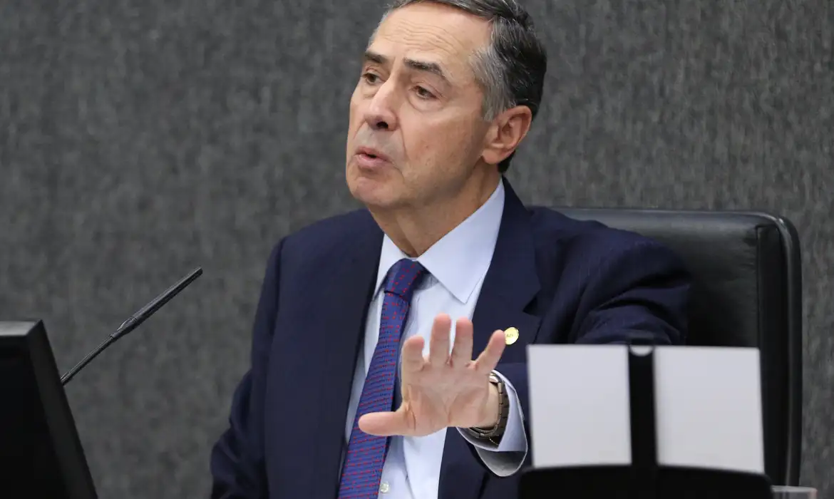 O presidente do STF, Luís Roberto Barroso, falando com expressão séria e gesticulando