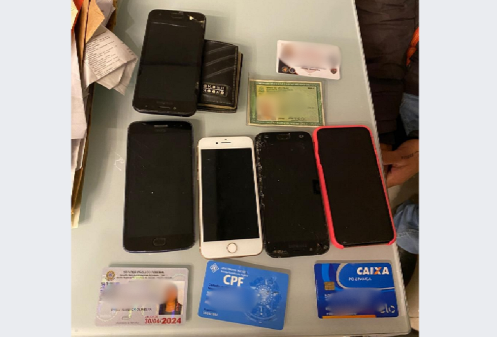 Documentos, celulares e cartões em mesa