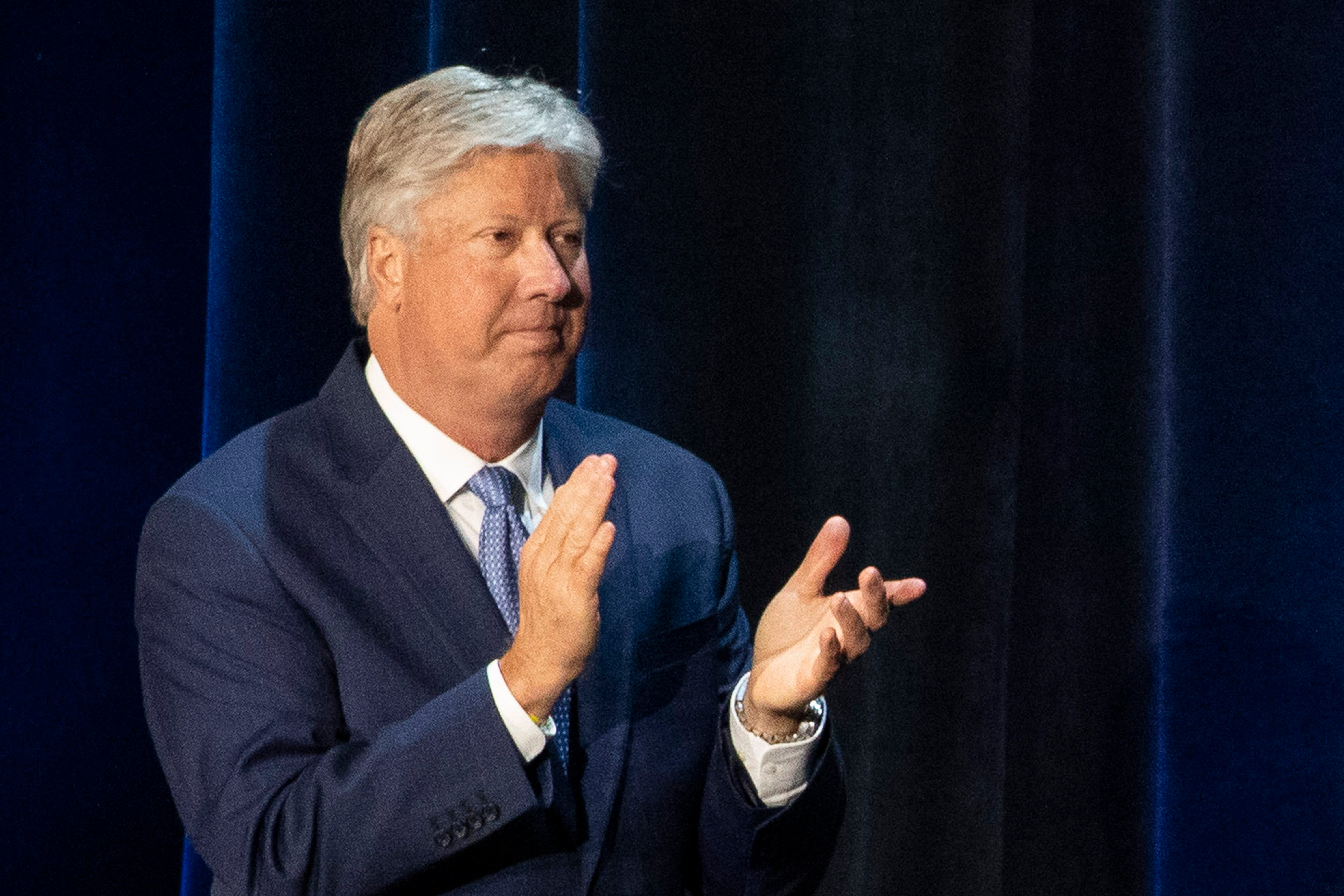 Pastor Robert Morris batendo palmas, sério