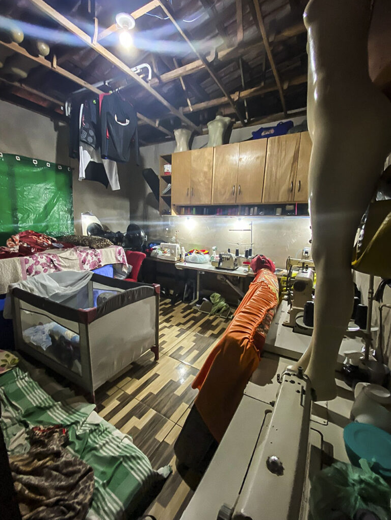Alojamentos improvisados onde membros da comunidade que produziam roupas dormiam e trabalhavam