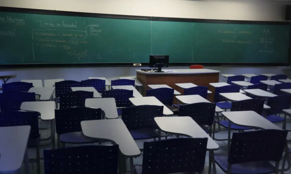 Sala de aula sem alunos e professor