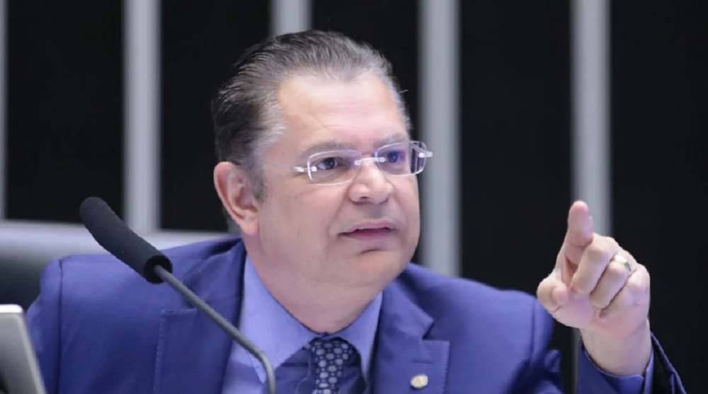 Deputado federal Sóstenes Cavalcante falando e apontando pra frente