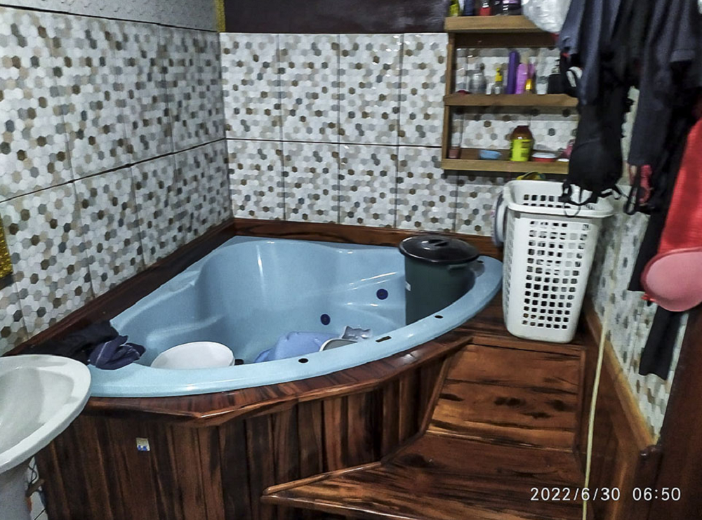 Jacuzzi azul em banheiro