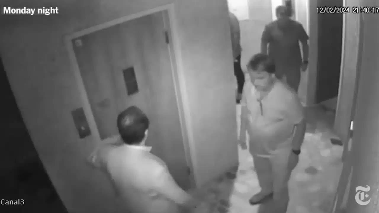 Jair Bolsonaro na Embaixada da Hungria, em imagem em preto e branco