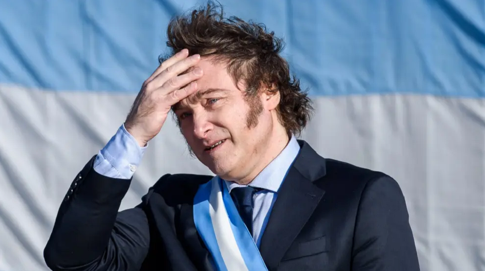 Javier Milei, presidente da Argentina, passando a mão no cabelo