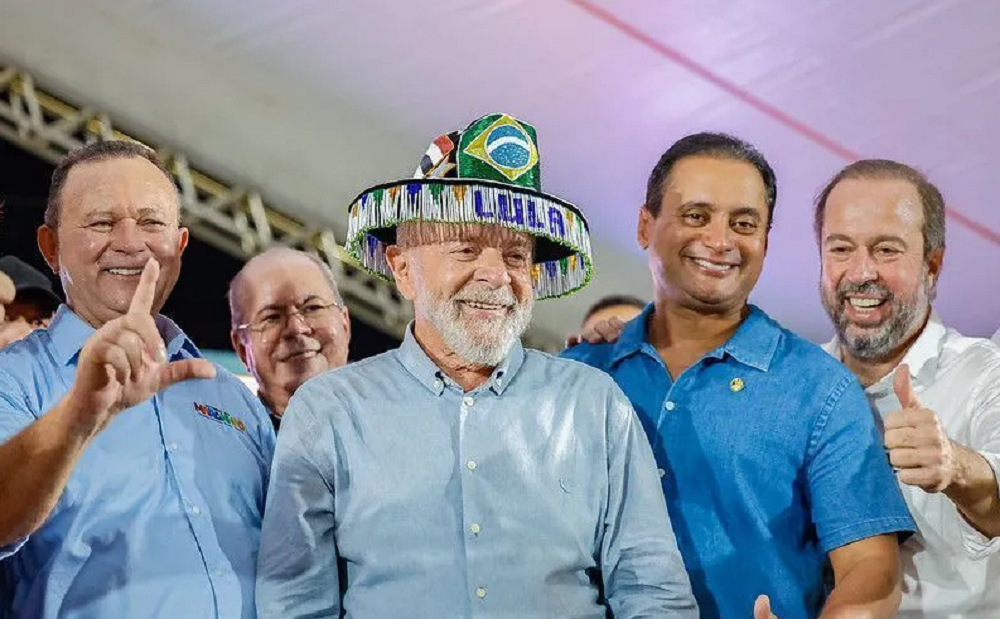 O presidente Luiz Inácio Lula da Silva (PT) sorrindo entre aliados no Maranhão
