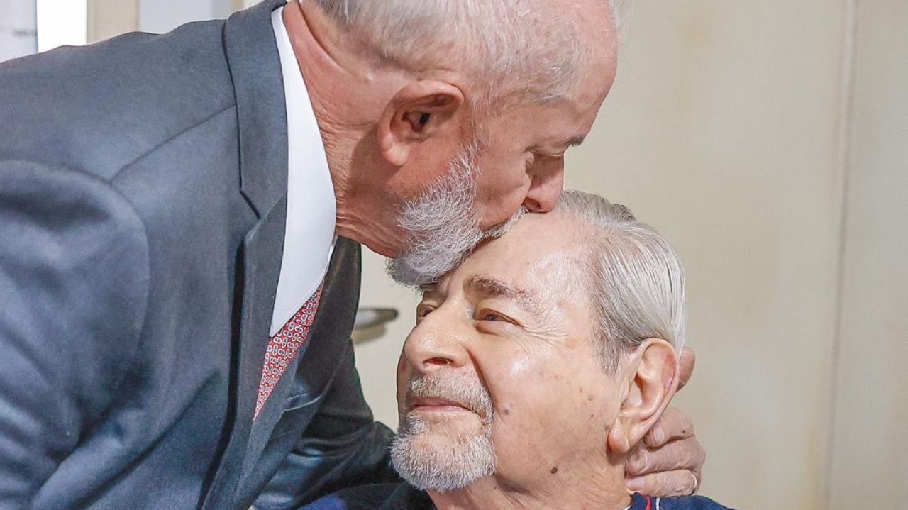 Lula beijando a cabeça de Noam Chomsky