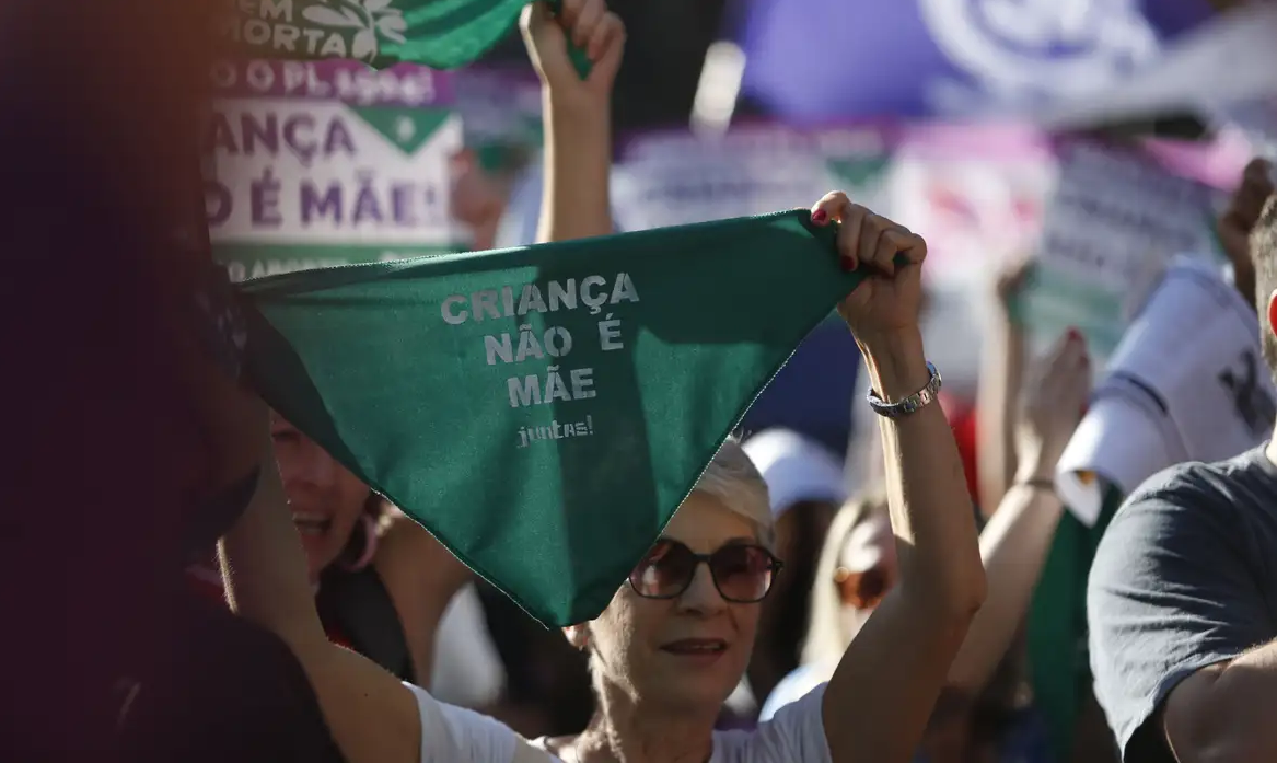 Mulher segurando lenço contra PL do Estupro