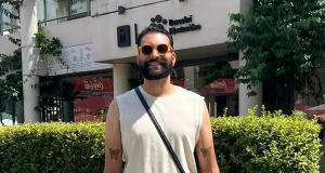 Henrique da Silva Chagas de óculos escuros e camiseta branca, sorrindo para foto