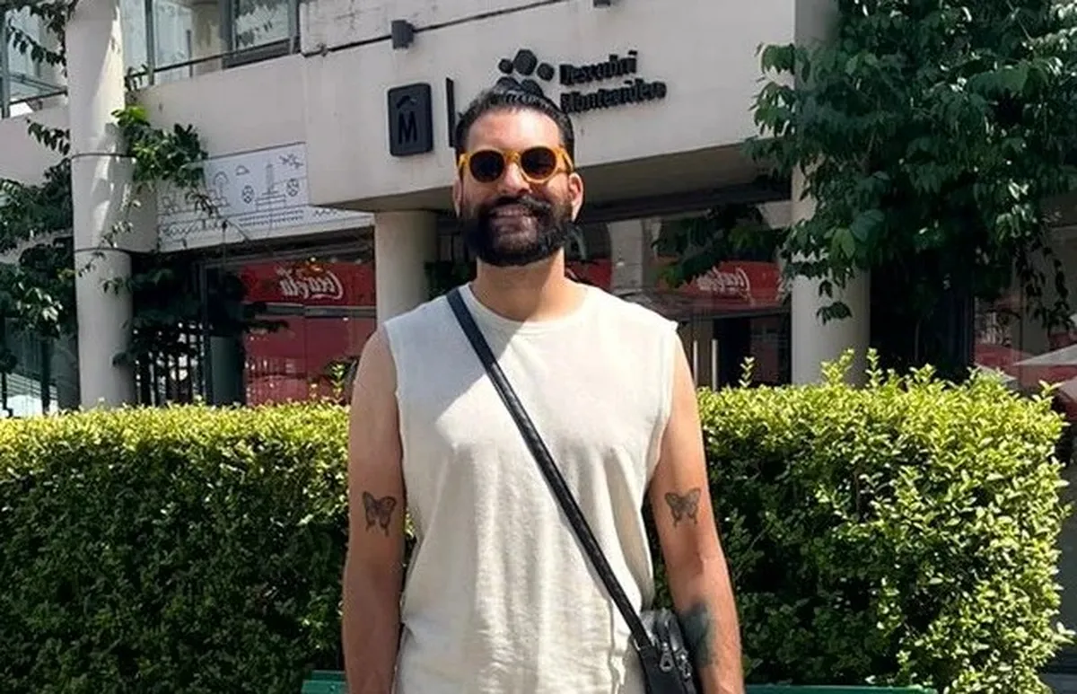 Henrique da Silva Chagas de óculos escuros e camiseta branca, sorrindo para foto