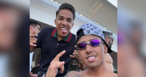 O influencer Nino, à esquerda, e o irmão Derik, sem camisa, ambos sorrindo e gesticulando