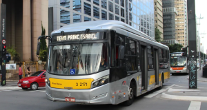 Ônibus de São Paulo andando pela Avenida Paulista