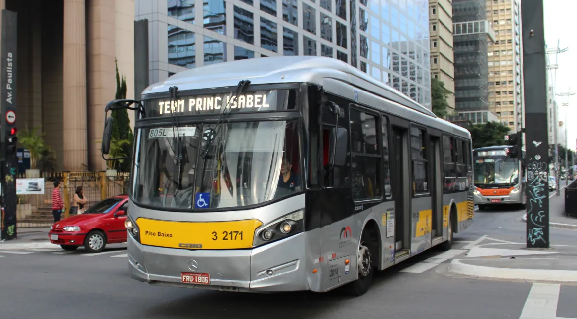 Ônibus de São Paulo andando pela Avenida Paulista
