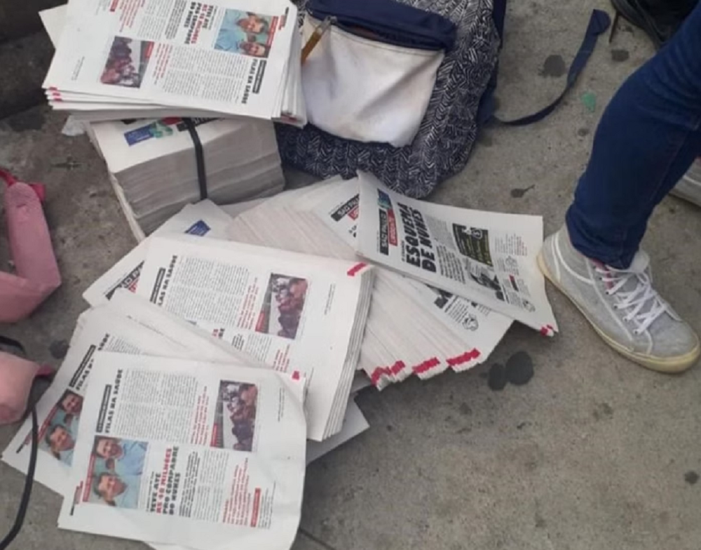 Panfletos feitos por PT e PSol no chão