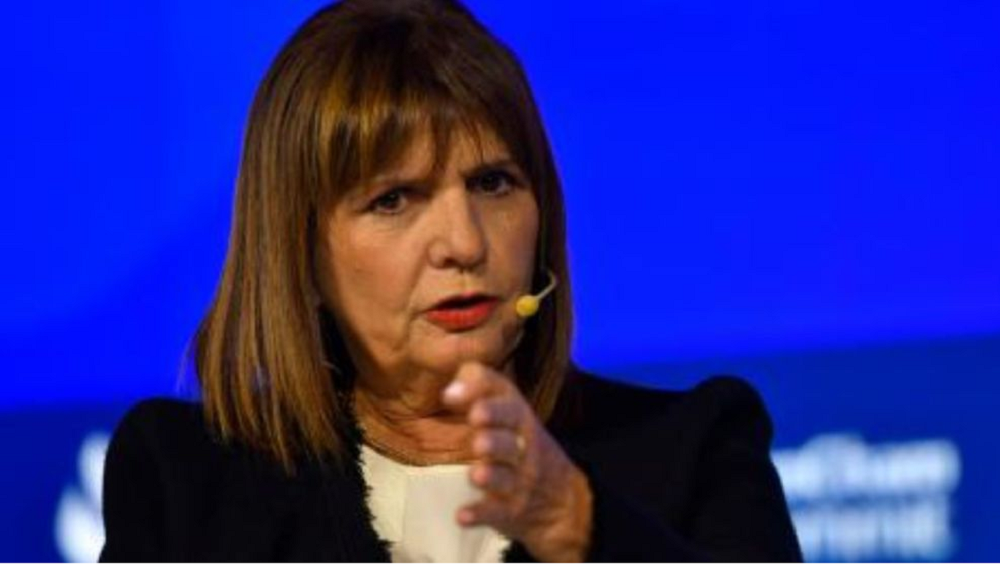 Patricia Bullrich com expressão séria, falando e apontando para frente