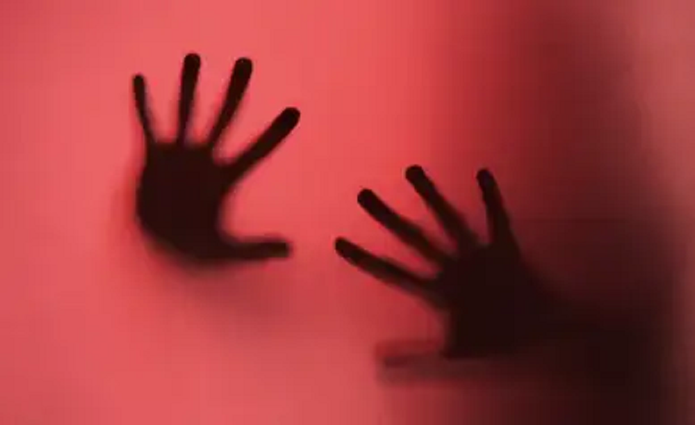 Sombra de mãos em fundo vermelho