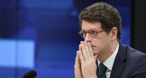 O deputado federal Ricardo Salles (PL-SP) de perfil, de óculos, com expressão pensativa e mãos unidas próximas ao rosto
