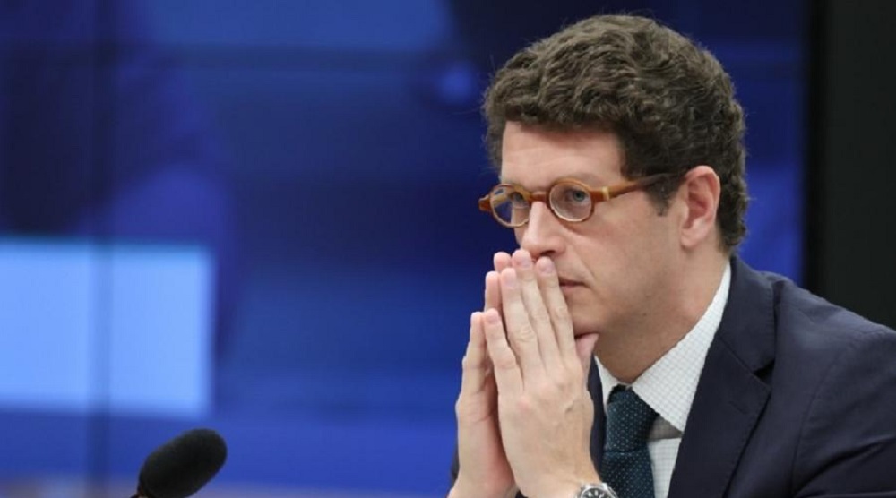 O deputado federal Ricardo Salles (PL-SP) de perfil, de óculos, com expressão pensativa e mãos unidas próximas ao rosto