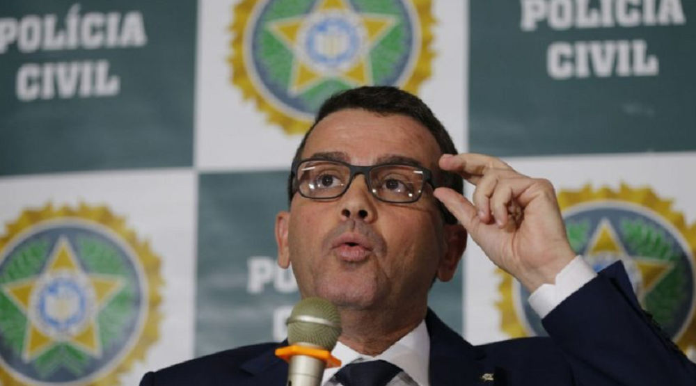 Rivaldo Barbosa falando e mexendo nos óculos