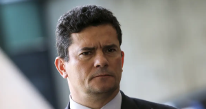 Senador Sergio Moro com expressão séria