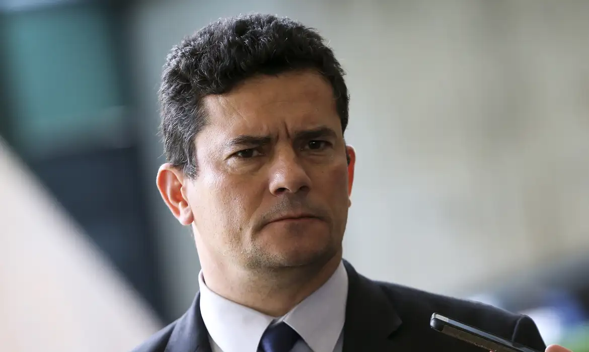 Senador Sergio Moro com expressão séria