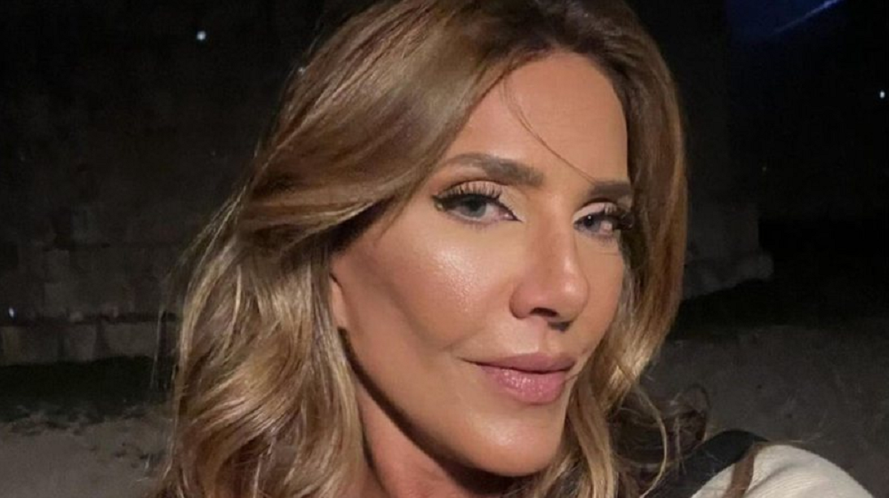 Socialite Flávia Rocha fazendo carão para foto, de cabelo solto, em close