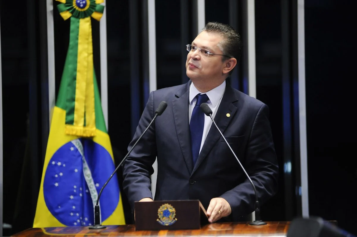 Deputado federal Sóstenes Cavalcante (PL-RJ) na Câmara, falando em microfone, em pé, olhando para o lado