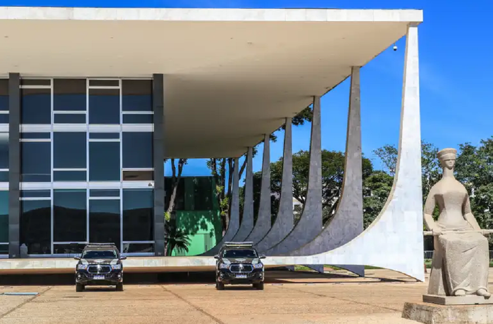Supremo Tribunal Federal (STF) com céu azul ao fundo