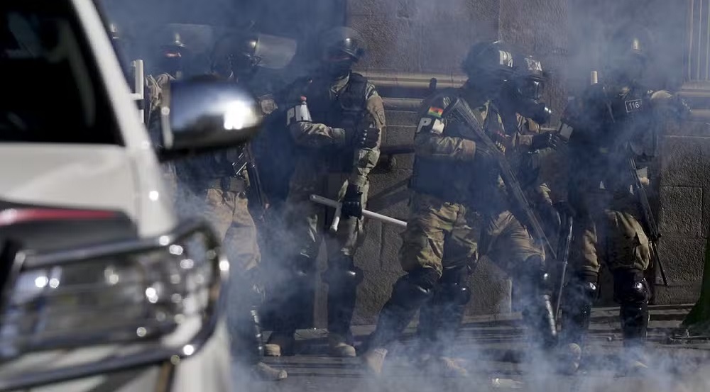 Polícia Militar boliviana do lado de fora do palácio presidencial