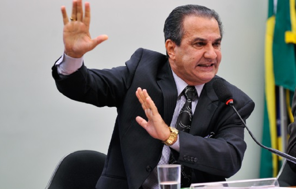 Silas Malafaia falando e gesticulando com expressão de raiva