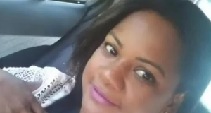 Clebiana Corrêa da Silva em selfie feita em carro, com sorrisos tímidos