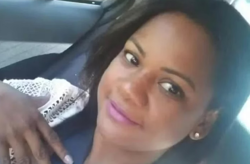 Clebiana Corrêa da Silva em selfie feita em carro, com sorrisos tímidos