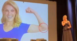 Ana Hickmann em pé, de roupa preta, falando em evento, e foto com hematoma no telão