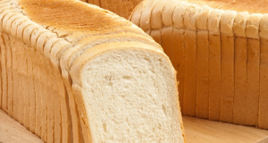 Fatias de pão de forma enfileiradas em cima de tábua