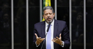 O presidente da Câmara dos Deputados, Arthur Lira (PP-AL) falando e gesticulando em microfone com expressão séria