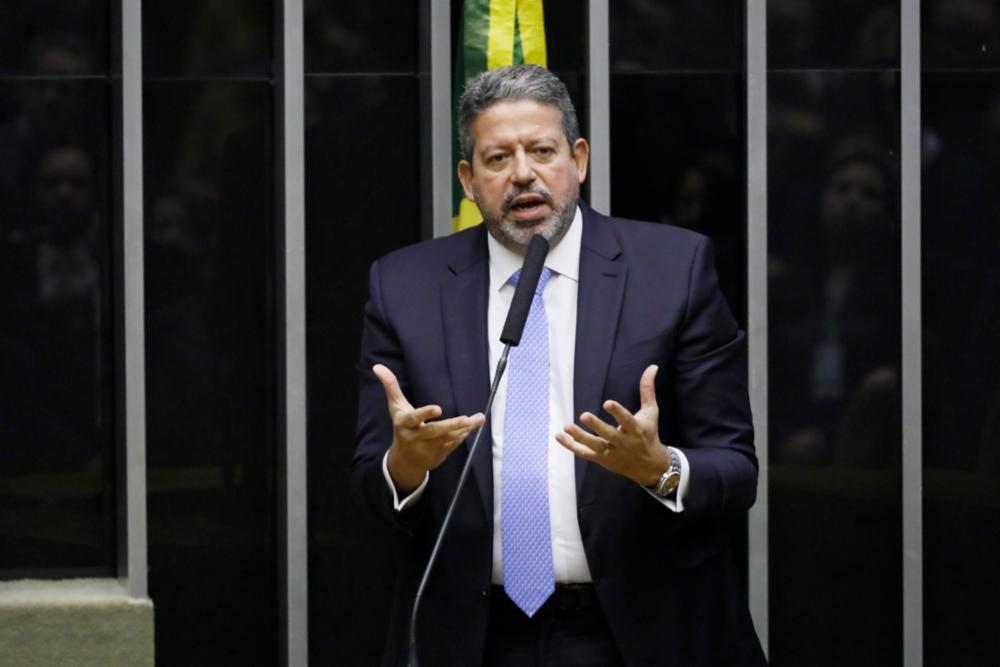 O presidente da Câmara dos Deputados, Arthur Lira (PP-AL) falando e gesticulando em microfone com expressão séria