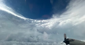Avião da Agência de Administração Atmosférica e Oceânica (NOAA) dos EUA em voo dentro de olho do furacão Beryl