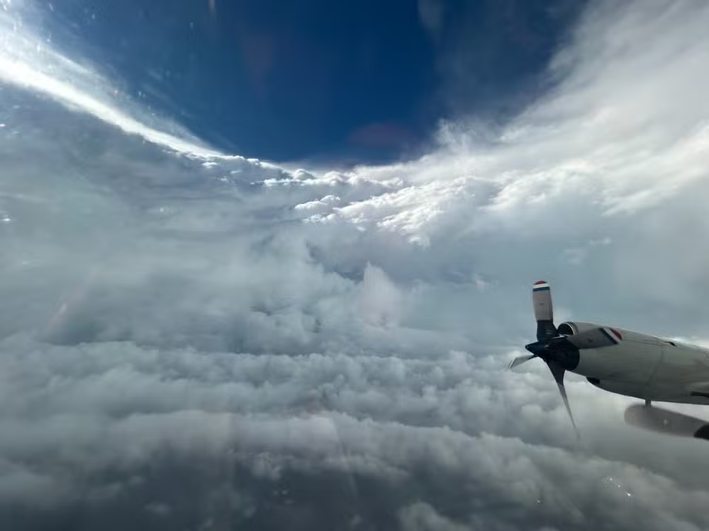 Avião da Agência de Administração Atmosférica e Oceânica (NOAA) dos EUA em voo dentro de olho do furacão Beryl