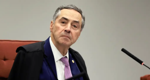 O ministro Luis Roberto Barroso, do Supremo Tribunal Federal, sério