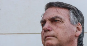 O ex-presidente Jair Bolsonaro (PL) em close, de perfil, com expressão triste