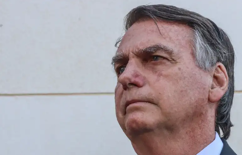 O ex-presidente Jair Bolsonaro (PL) em close, de perfil, com expressão triste