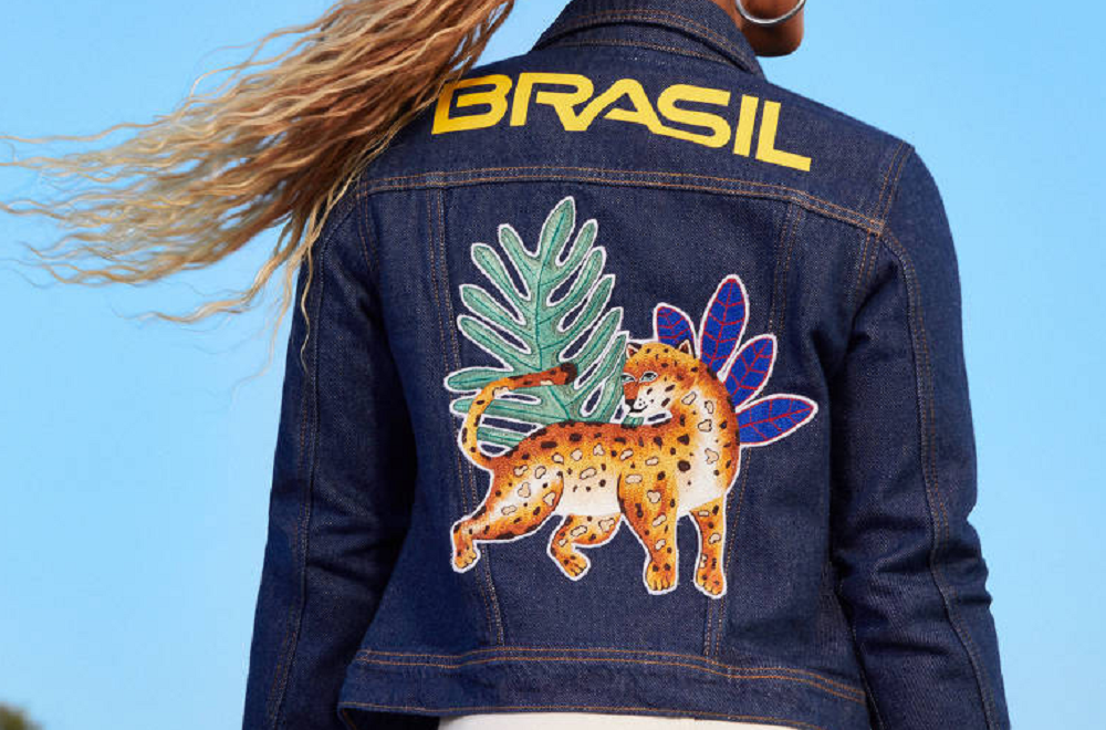 Modelo de rabo de cavalo, de costas, vestindo jaqueta bordada