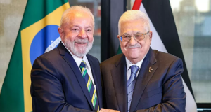 Lula com o presidente palestino Mahmud Abbas em evento, ambos sorrindo em aperto de mãos