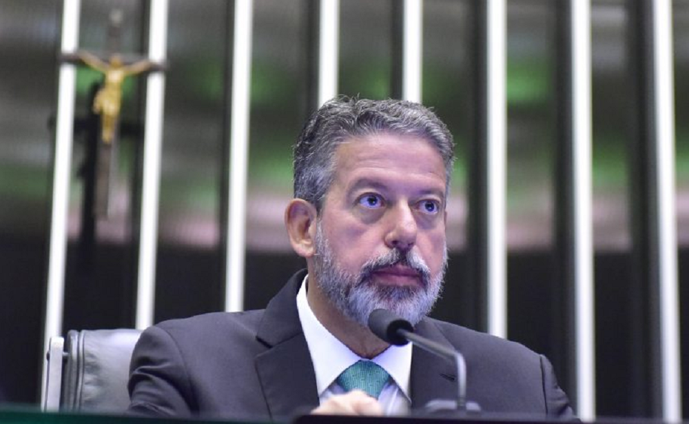 O presidente da Câmara, Arthur Lira (PP-AL), sério, sem olhar para a câmera