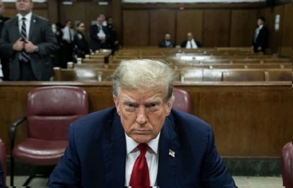 Donald Trump olhando pra frente com expressão de raiva