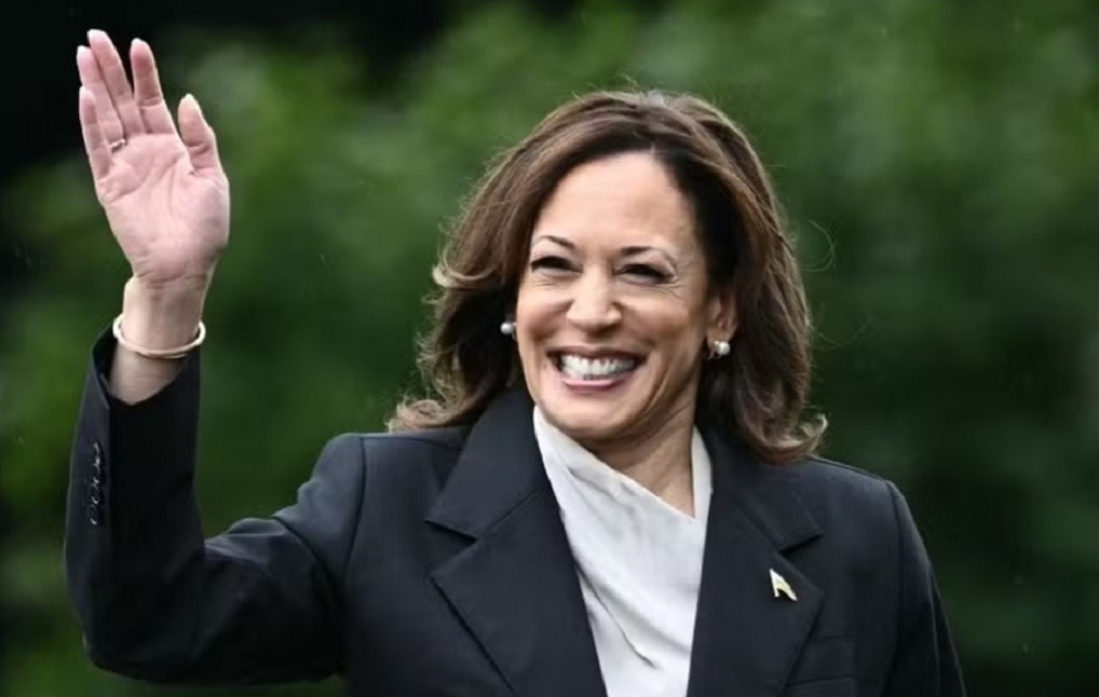 Kamala Harris sorrindo e acenando