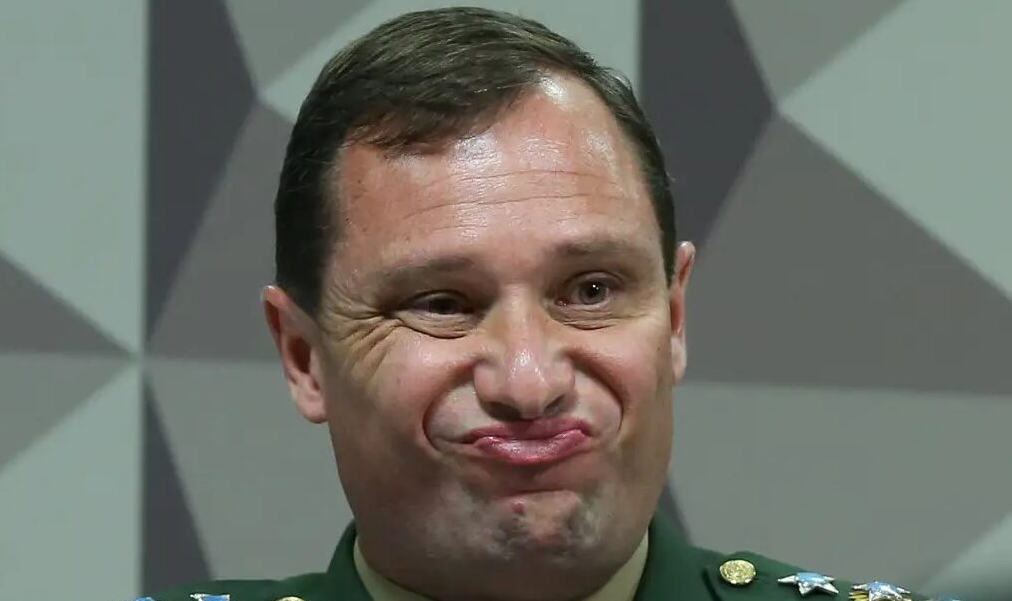 O tenente-coronel Mauro Cid fardado, fazendo careta